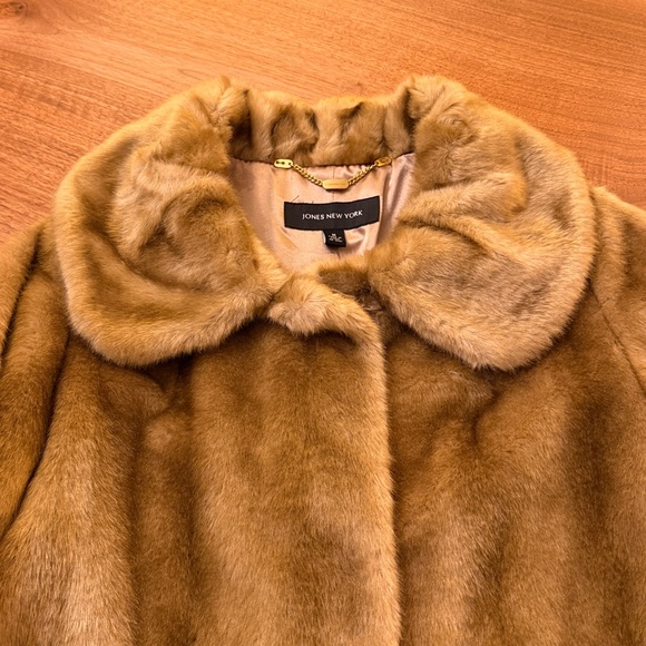 Gorgeous! Jones, New York faux fur jacket size
Medium.  perfect condition! - Picture 3 of 7